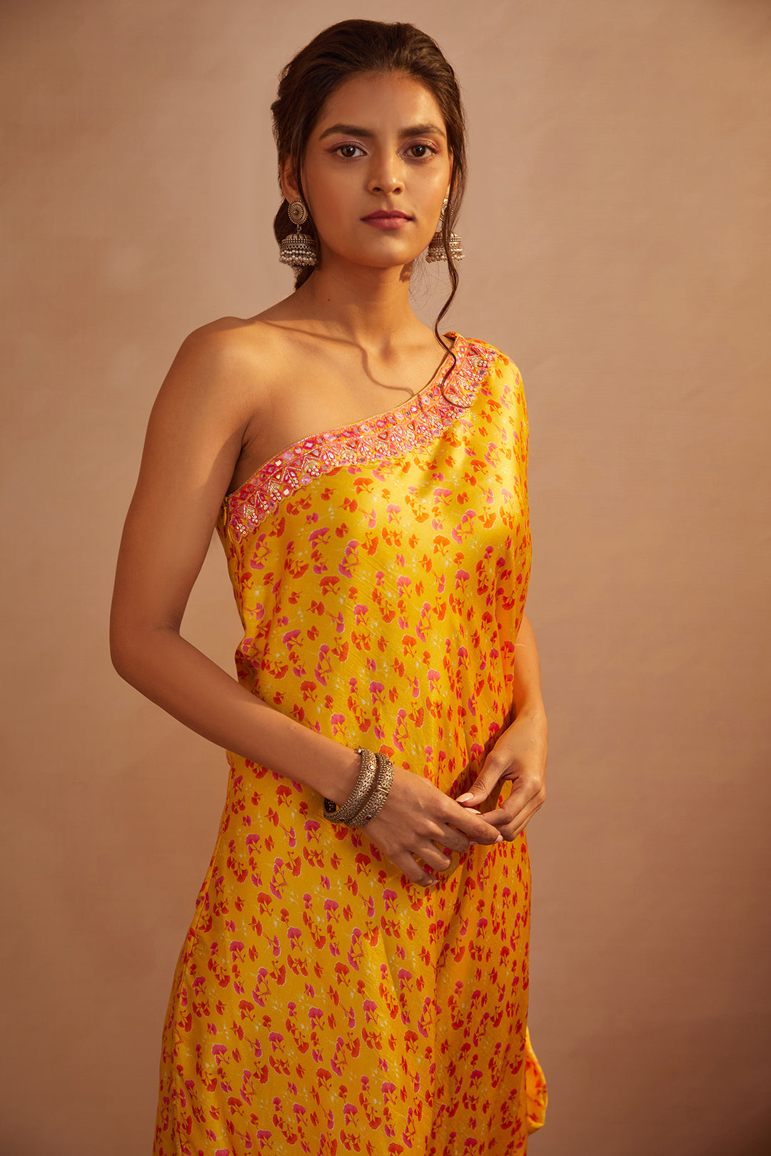 indian off shoulder dress 20+ Sassy Indian Brides who wore Off-shoulder Blouses Without a Doubt